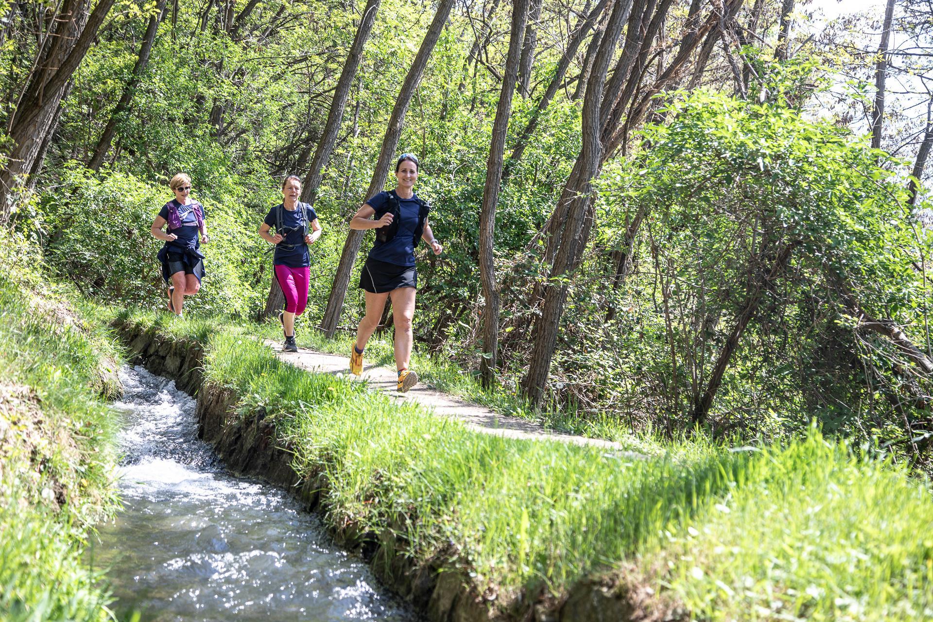 women-trail-hike-days-2023-trailrun-waalweg-sonnenberg-tg-naturns-santer-peter-196