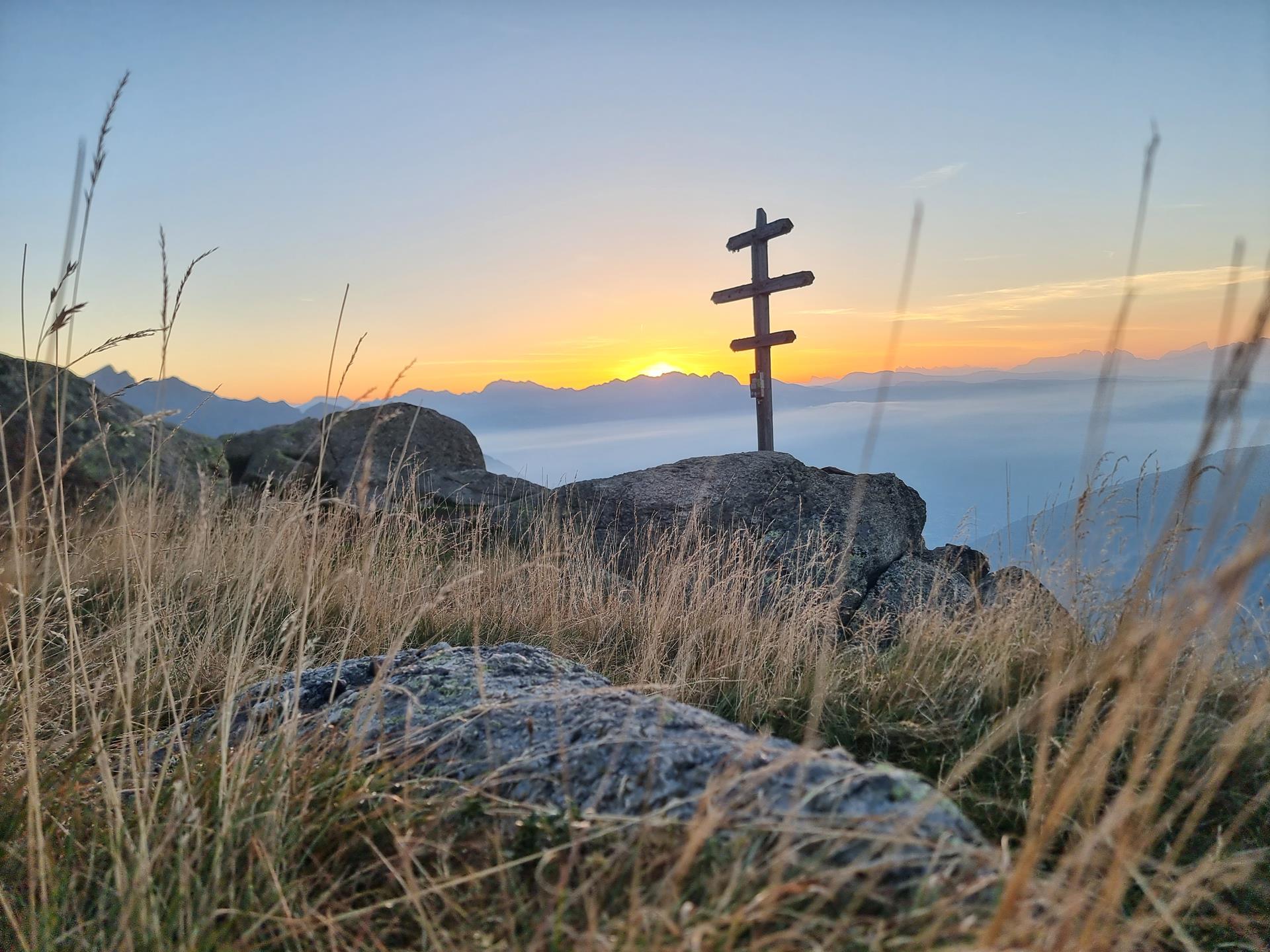 sonnenberg-orenknott-wandern-sonnenaufgang-gipfelkreuz-tg-naturns-tanja-gurschler-3