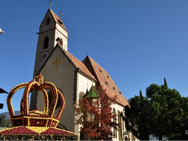 Tradition & Geschichte - Apfelkrone vor Kirchturm - Marling - Strimmer Roland