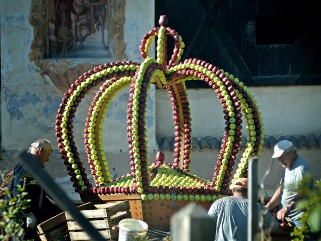 Tradition & Geschichte - Aufbau Apfelkrone Männer - Marling - Strimmer Roland